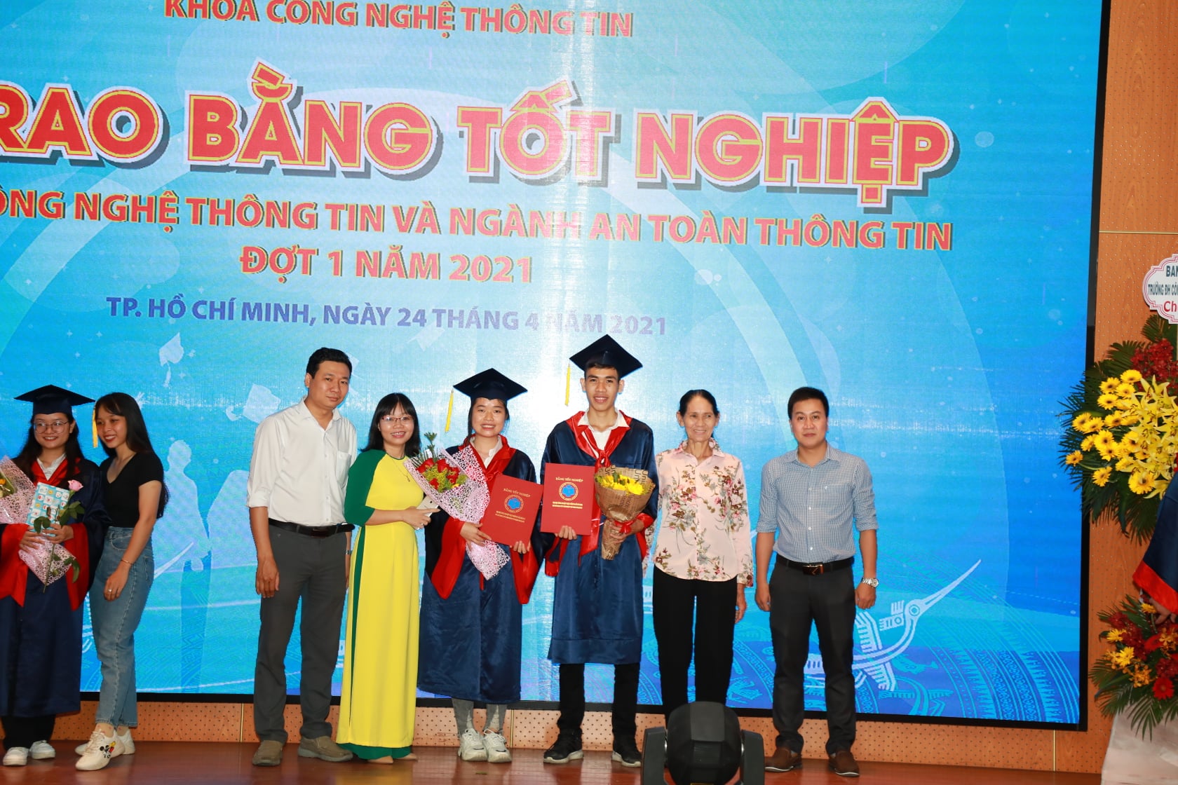 Năm 2020-2021 - cả hai tốt nghiệp ĐH